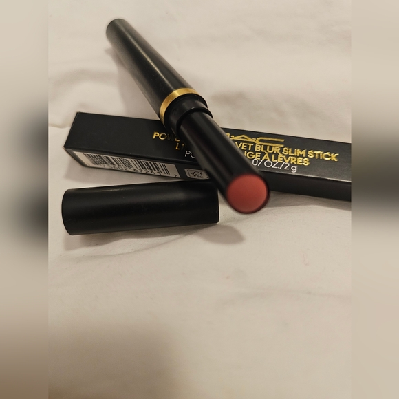 MAC POWDER KISS BLUR SLIM STICK - Picture 2 of 5